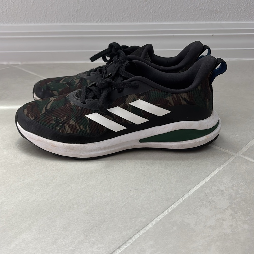 Boys adidas sneakers - Picture 2 of 6